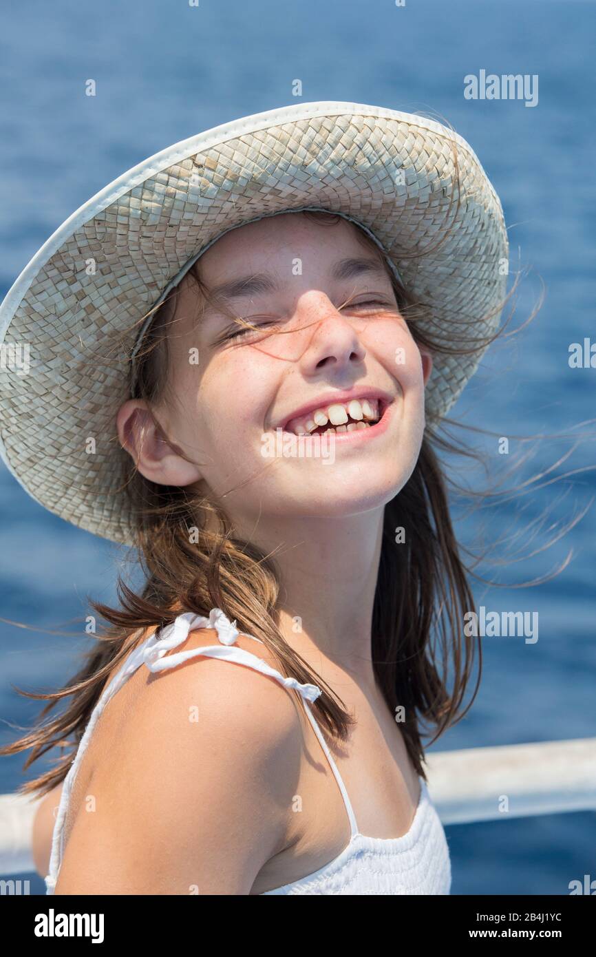 Mädchen mit Sonnenhut, Lächeln, Porträt Stockfoto