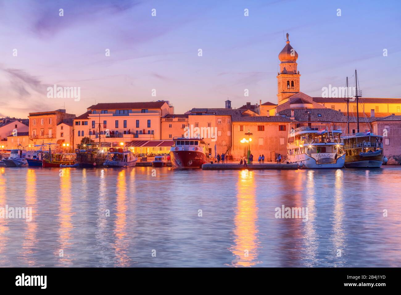 Stadt Krk, Blick auf die Küste in der Dämmerung, Insel Krk, Kvarner Bucht, Adriaküste, Kroatien Stockfoto
