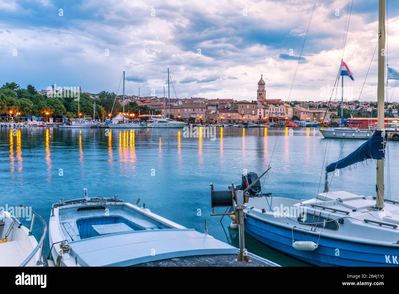 Stadt Krk, Blick auf den Jachthafen, Insel Krk, Kvarner Bucht, Adriaküste, Kroatien Stockfoto