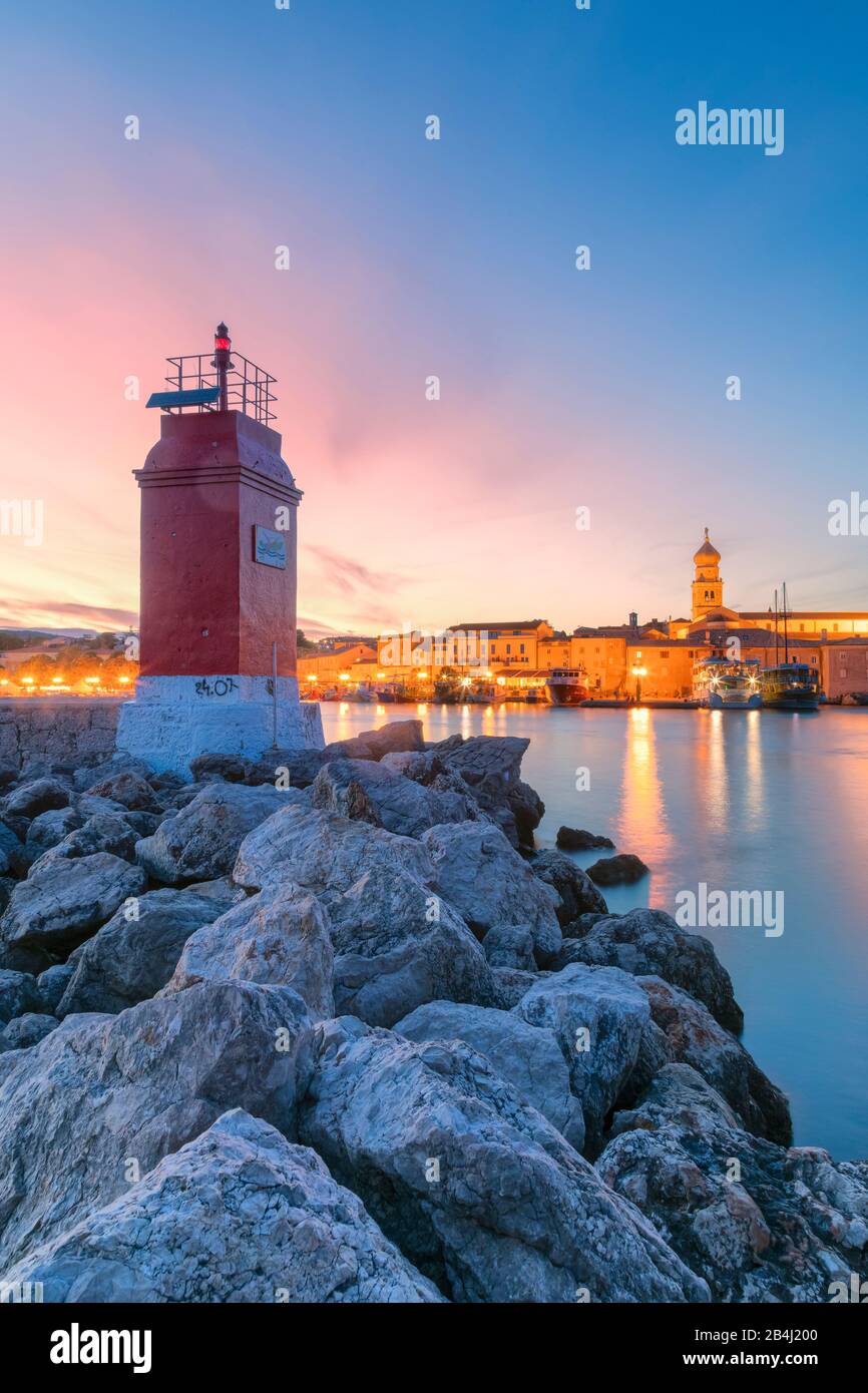 Stadt Krk, Blick vom Leuchtturm in der Dämmerung, Insel Krk, Kvarner Bucht, Adriaküste, Kroatien Stockfoto