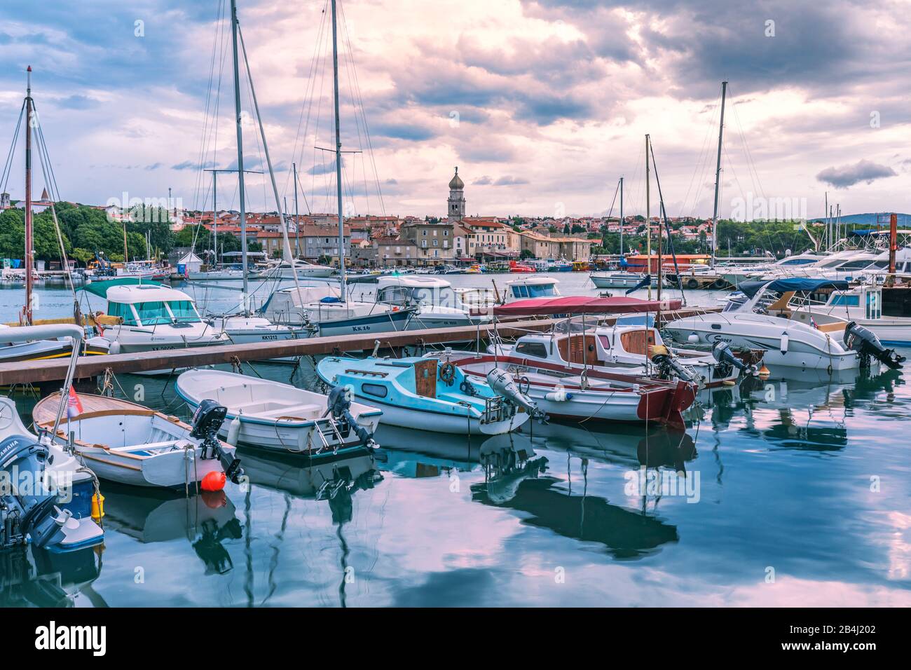 Stadt Krk, Blick auf den Jachthafen, Insel Krk, Kvarner Bucht, Adriaküste, Kroatien Stockfoto