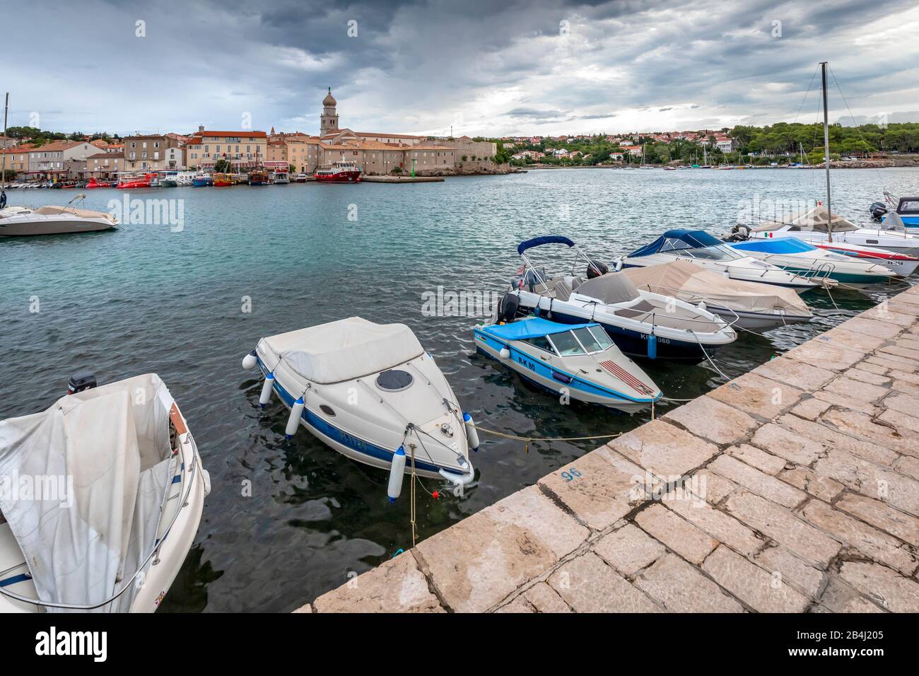 Stadt Krk, Blick auf den Jachthafen, Insel Krk, Kvarner Bucht, Adriaküste, Kroatien Stockfoto