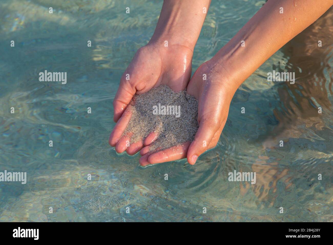 Hände, Meer, Sand, türkisfarbenes Wasser, Stockfoto