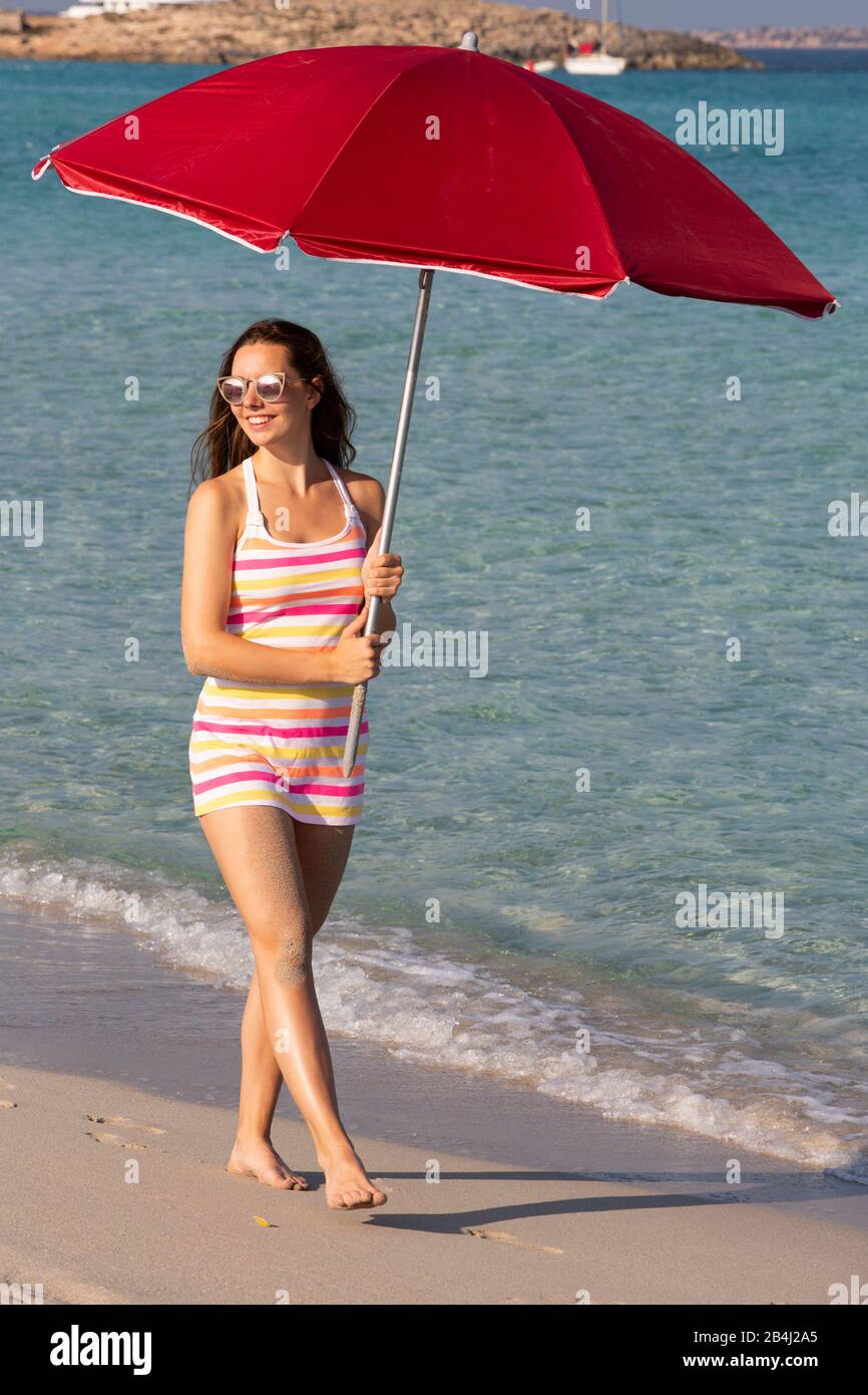Sonnenschirm, Teenager, Spaziergang, Strand Stockfoto