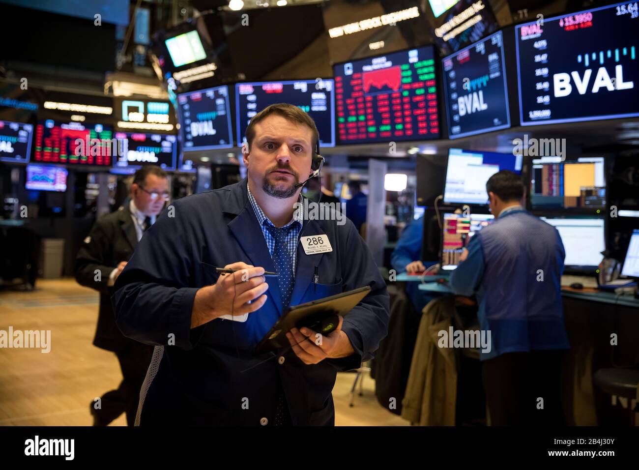 New York, USA. März 2020. Händler arbeiten am 6. März 2020 an der New York Stock Exchange (NYSE) in New York, den Vereinigten Staaten. US-Aktien endeten am Freitag niedriger. Der Dow sank um 0,98 Prozent auf 25.864,78, der S&P 500 sank um 1,71 Prozent auf 2.972,37, der Nasdaq rutschte um 1,87 Prozent auf 8.575,62. Gutschrift: Michael Nagle/Xinhua/Alamy Live News Stockfoto