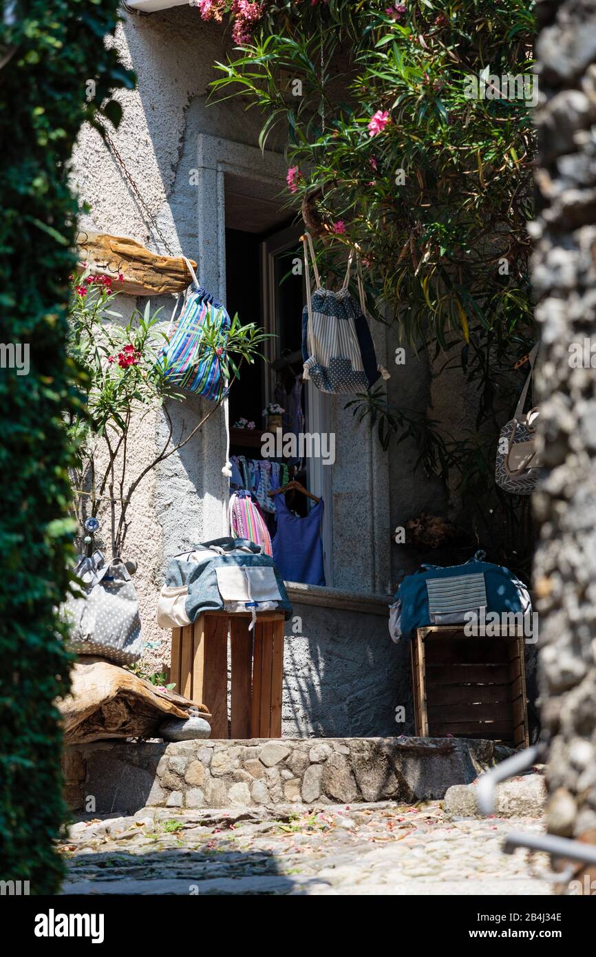 Europa, Italien, Piemont, Cannero Riviera. Malerisch drapierte Taschen einer kleinen Boutique in der Altstadt. Stockfoto