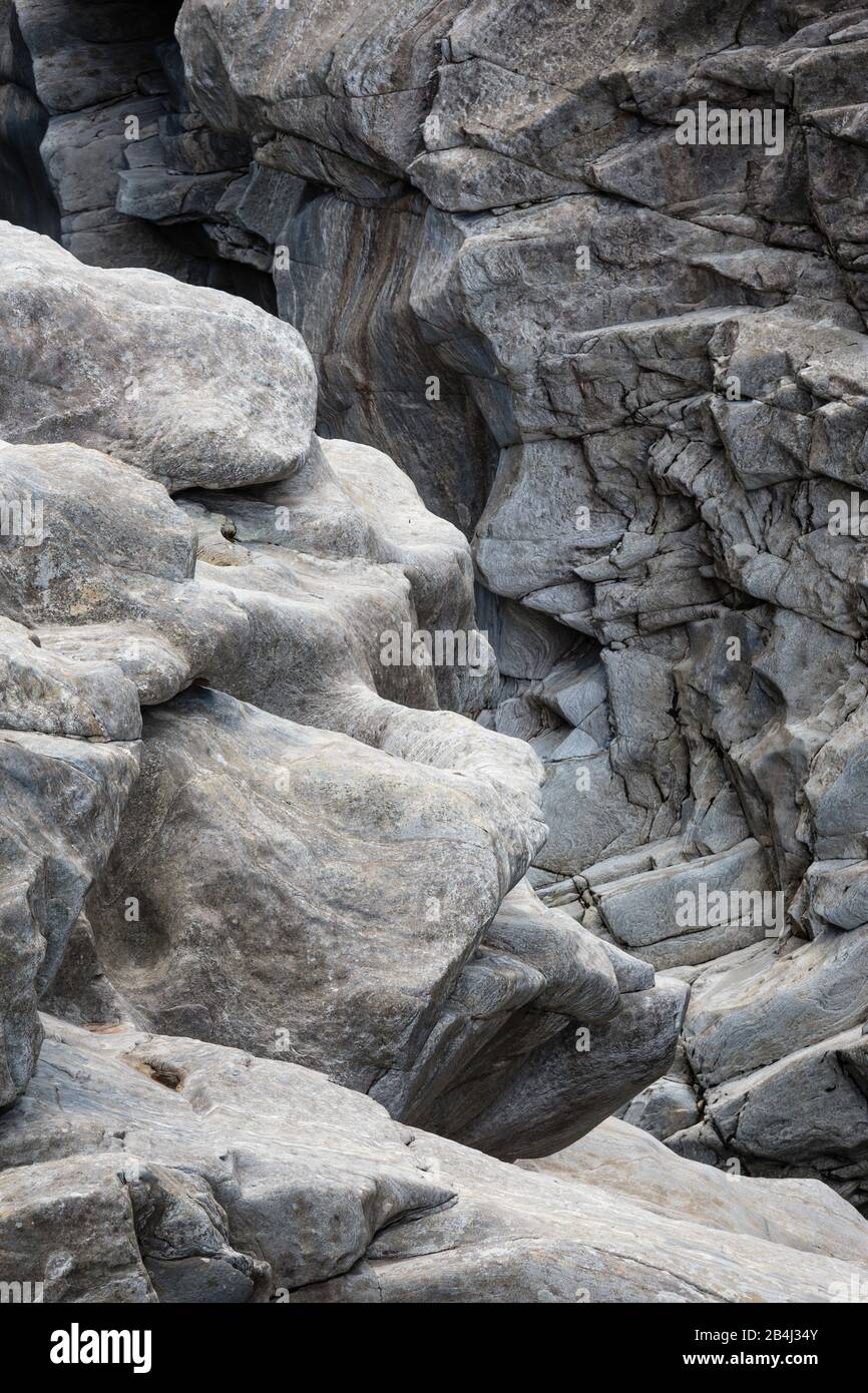 Europa, Schweiz, Ticino, Vallemaggia. Der tiefe Einschnitt des Flusses Maggia-Felsen im Maggiatal. Stockfoto