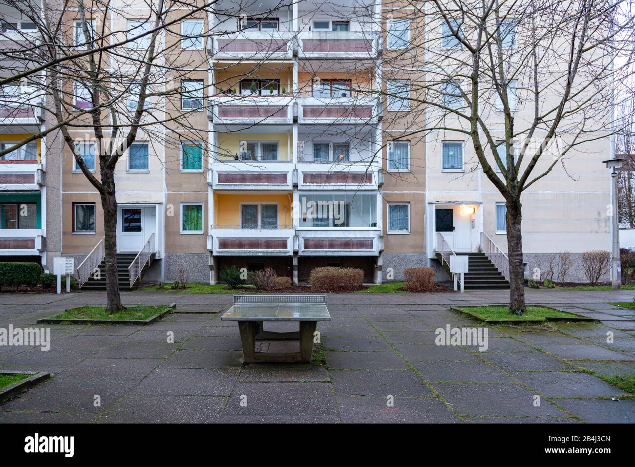 Unsanierte Plattenbauten aus der ehemaligen DDR im Leipziger Stadtteil Kreuzstraßenviertel Stockfoto