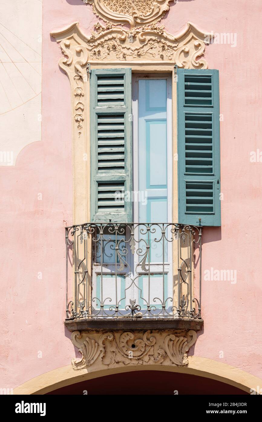 Europa, Italien, Piemont, Orta San Giulio. Ein Sonnenuhr- und Ruckverzier-Fenster in einem Haus in der Altstadt. Stockfoto