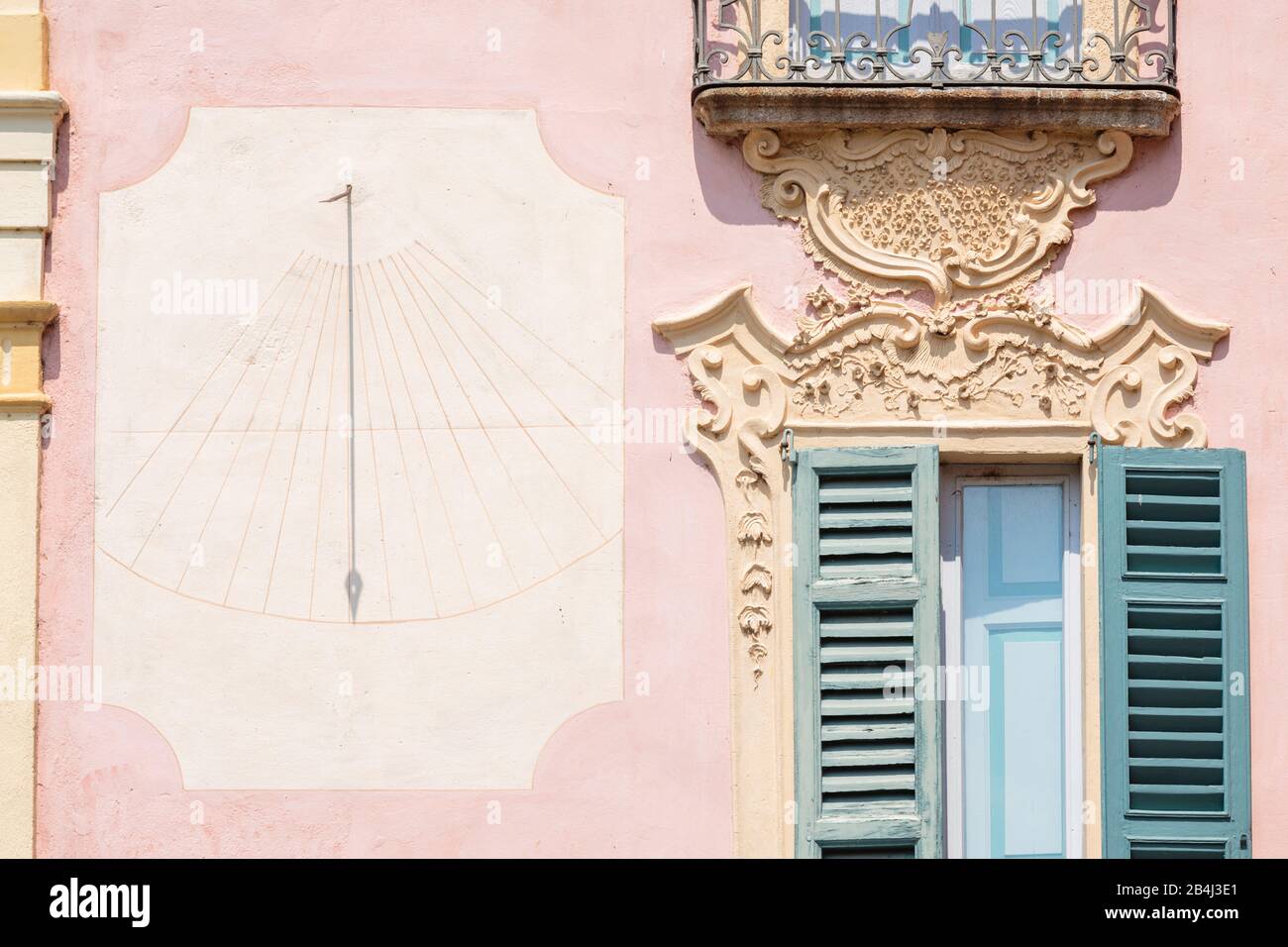 Europa, Italien, Piemont, Orta San Giulio. Ein Sonnenuhr- und Ruckverzier-Fenster in einem Haus in der Altstadt. Stockfoto