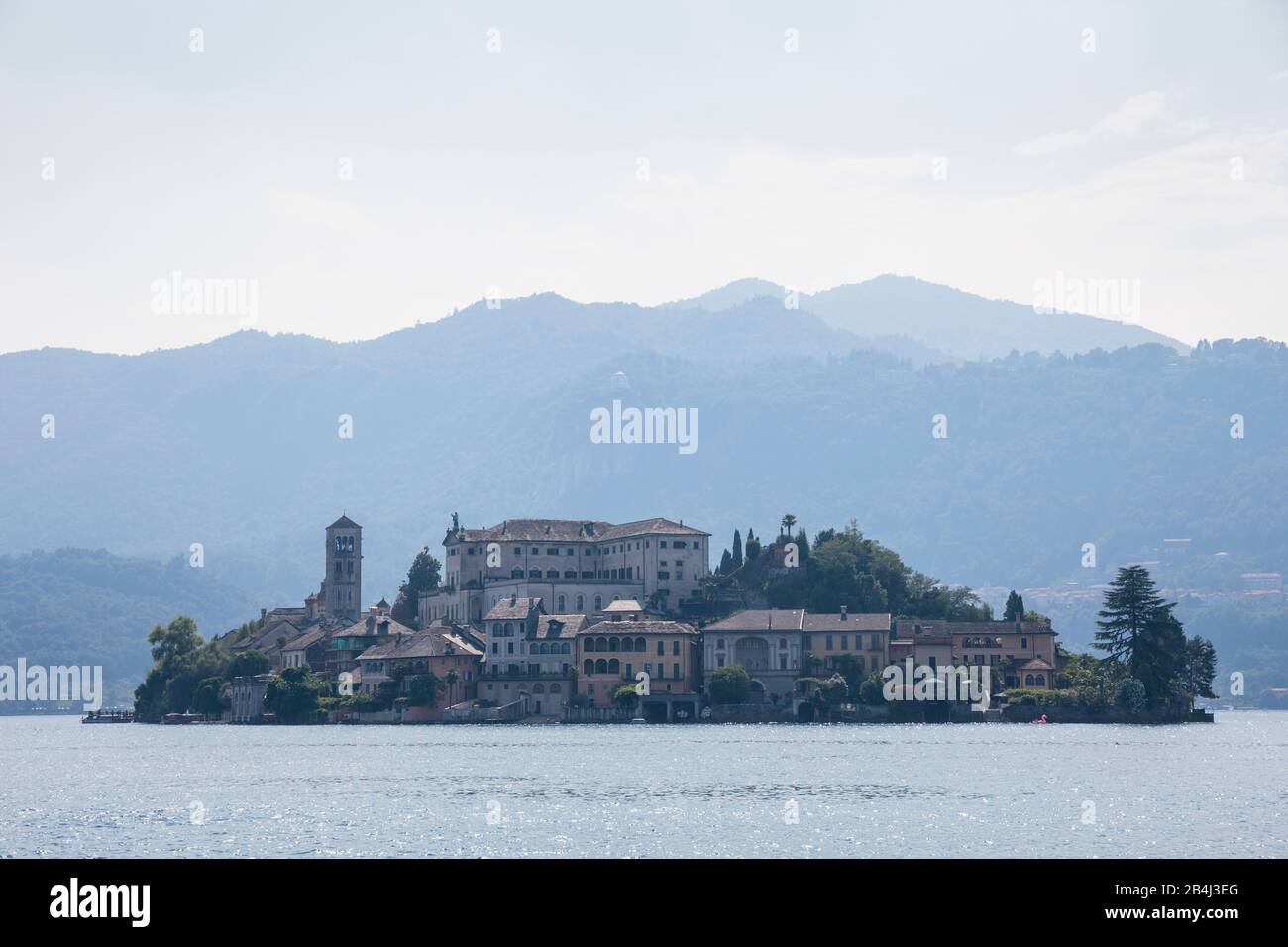 Europa, Italien, Piemont, Orta San Giulio. Blick auf die Isola San Giulio mit der Abtei Mater Ecclesiae und der Basilika San Giulio (12. Jh.). Oberhal Stockfoto