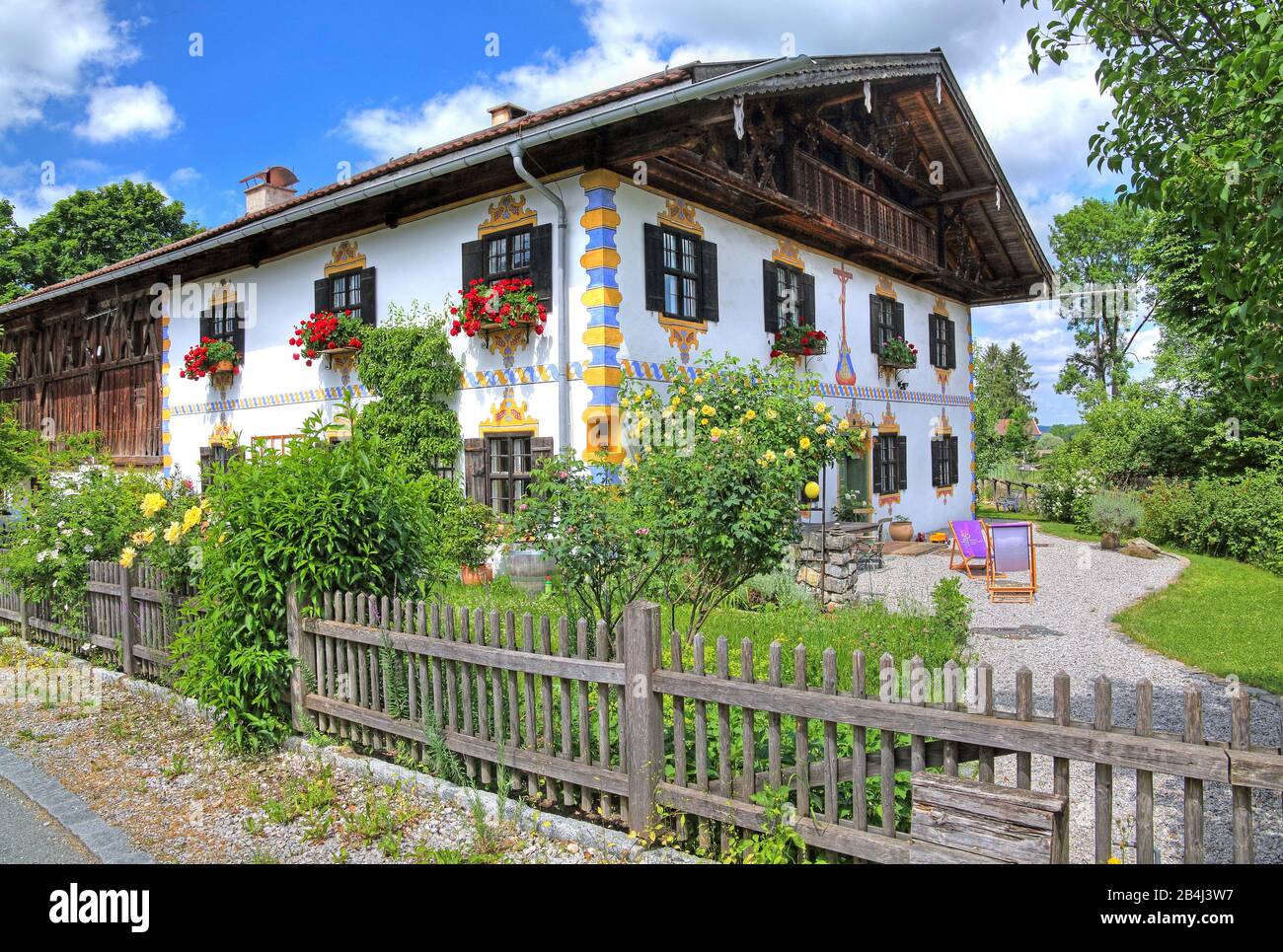 Oberbayerisches Landhaus mit Garten- und Blumenarrangement in Ohlstadt, Loisachtal, Oberbayern, Bayern, Deutschland Stockfoto