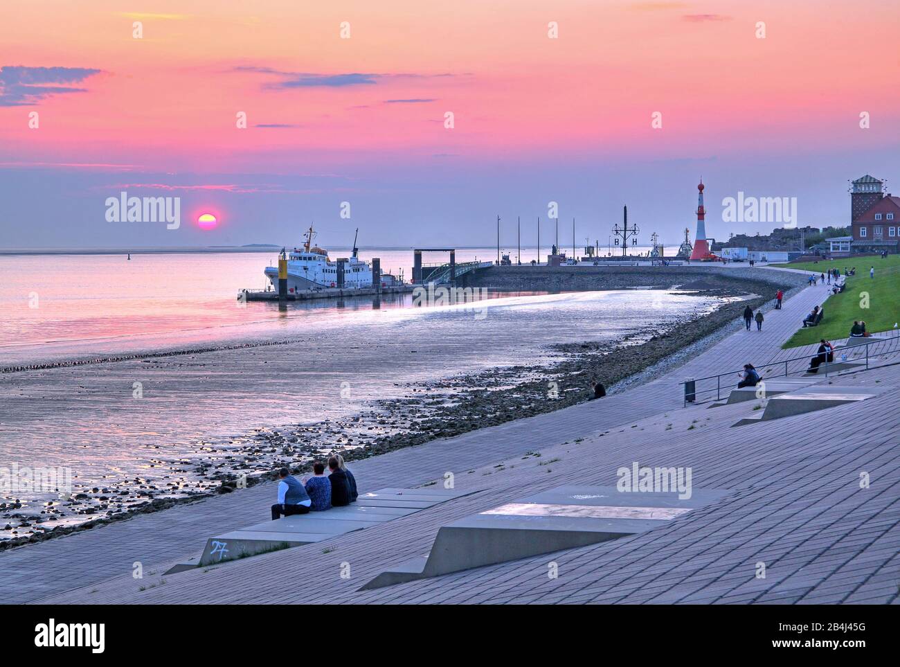 Promenade am Weserdeich mit Pier und Leuchtturm Minarett bei Sonnenuntergang, Bremen, Weser, Wesermünde, Land Bremen Stockfoto