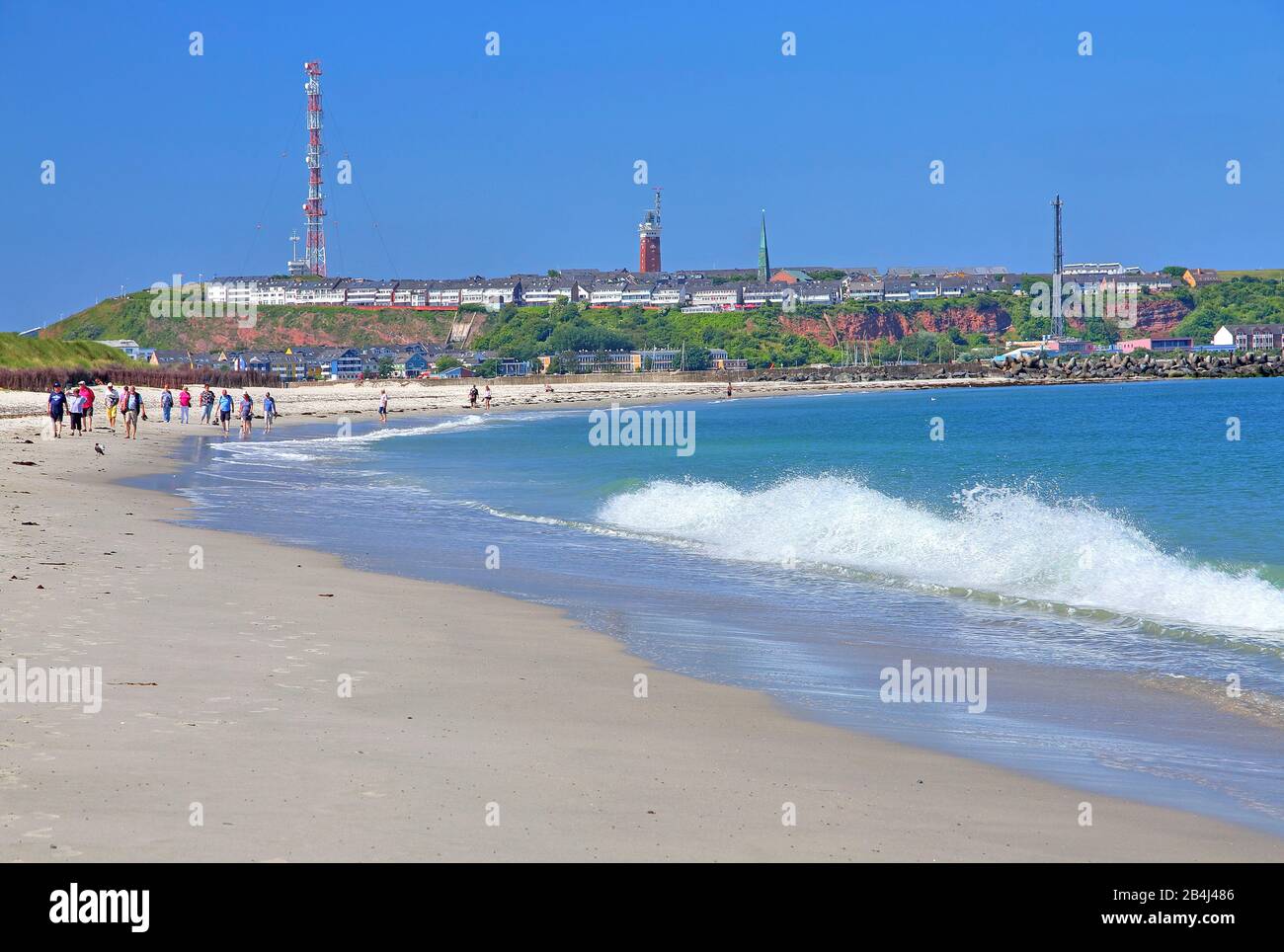 Nordstrand an der Badedüne mit Strandwanderern gegen die Hauptinsel Helgoland, Helgoland-Bucht, Deutsche Bucht, Nordseeinsel, Nordsee, Schleswig-Holstein, Deutschland Stockfoto