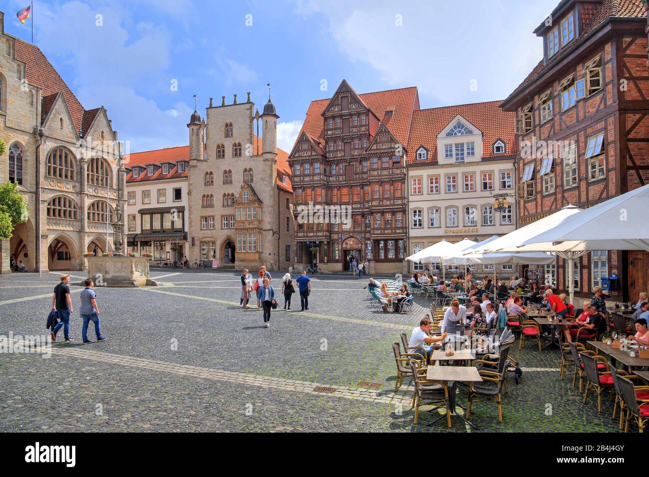 Straßencafé am Marktplatz mit Rathaus, Roland-Brunnen, Tempelhaus und Wedekindhaus, Hildesheim, Niedersachsen, Deutschland Stockfoto