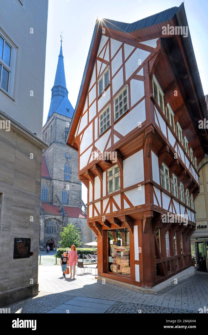 Fachwerkhaus "Inverted Sugar Loaf" und Turm der Andreaskirche im Zentrum, Hildesheim, Niedersachsen, Deutschland Stockfoto