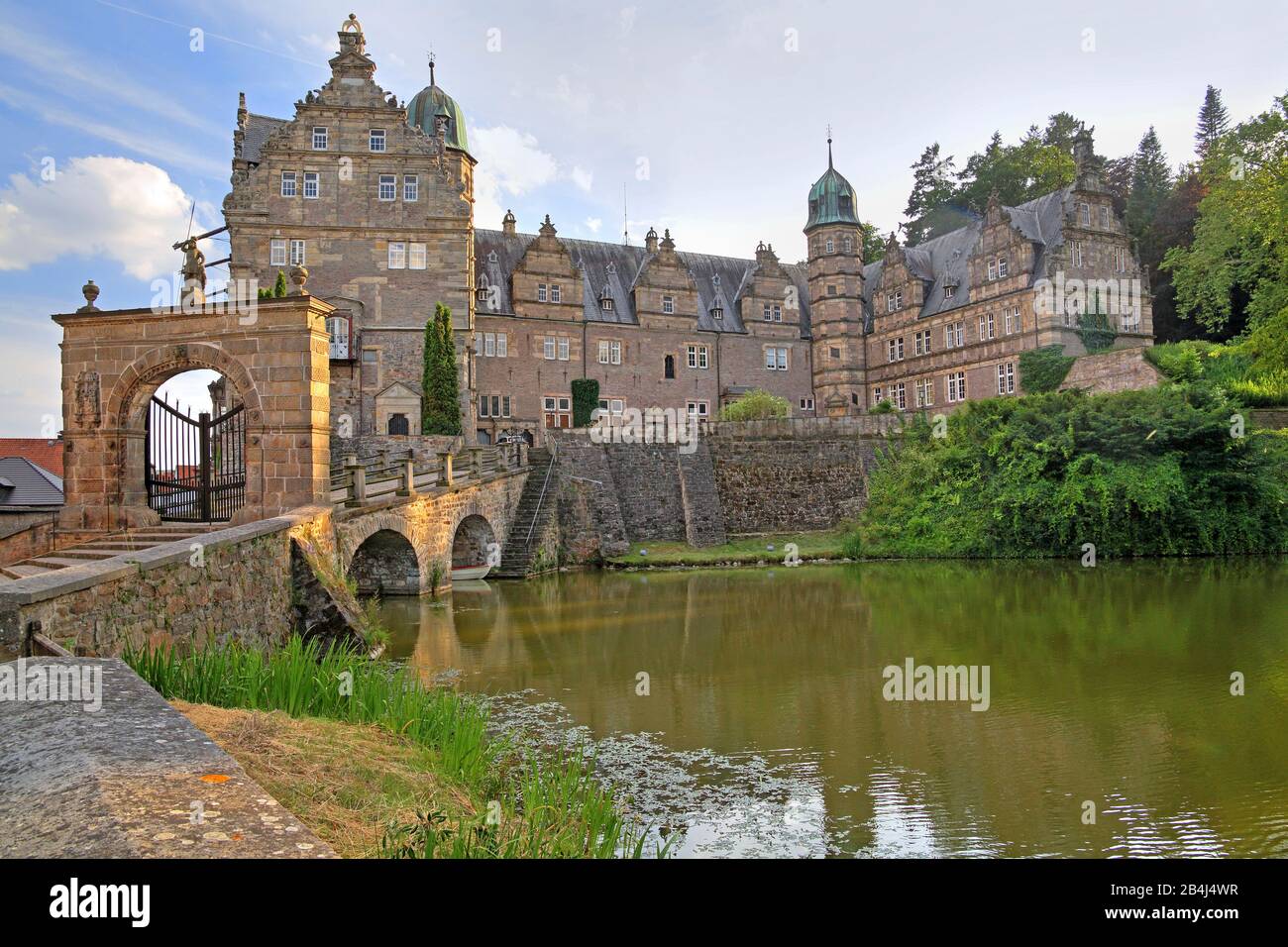 Wasserschloss Hämelschenburg mit Schlossteichentor Schlossbrücke und Ehrenhof bei Abendsonne, Hämelschenburg, Emmertal, Weserbergland, Niedersachsen, Deutschland Stockfoto
