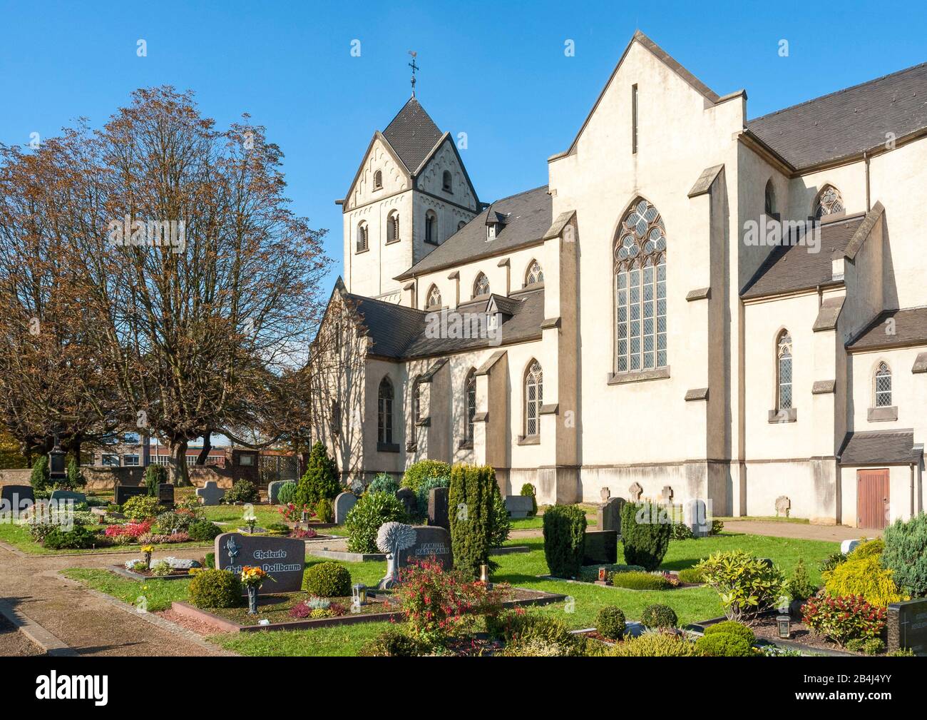 Deutschland, Nordrhein-Westfalen, Krefeld - Hohenbudberg, St.-Matthias-Kirche. In den Jahren 1852-1854 wurde die Kirche nach den Plänen von Vincenz Statz umgebaut. Erhalten geblieben ist der neuromanische Turm aus dem 12. Stockfoto