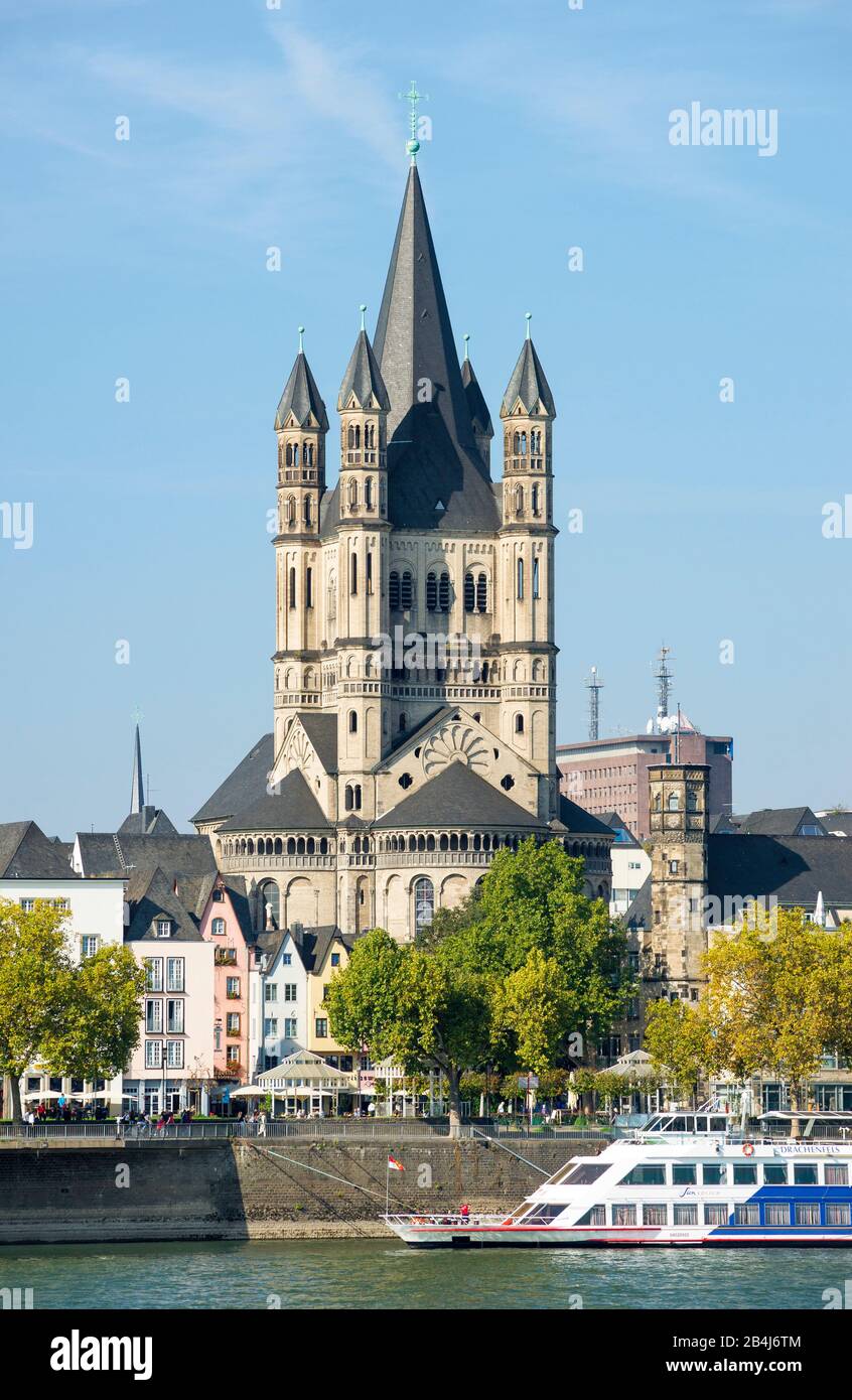 Deutschland, Nordrhein-Westfalen, Köln, die Kirche Groß St. Martin ist eine der zwölf großen, im Zentrum von Köln gelegenen Kirchen der Romanik. Er hat einen Vierungsturm mit 4 Ecktürmchen und ist das Wahrzeichen des linken Ufers des Stadtpanoramas. Stockfoto