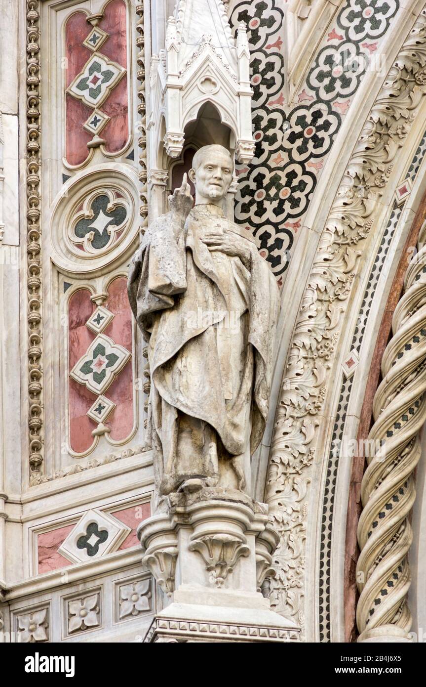 Italien, Florenz, Kathedrale "Santa Maria del Fiore", Detail, Westfassade, Statue auf dem Hauptportal Stockfoto