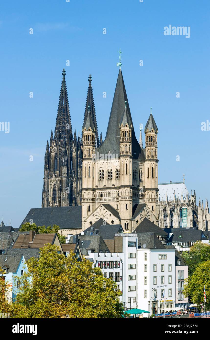 Deutschland, Nordrhein-Westfalen, Köln, die Kirche Groß St. Martin ist eine der zwölf großen, im Zentrum von Köln gelegenen Kirchen der Romanik. Links der Kölner Dom, UNESCO-Weltkulturerbe Stockfoto