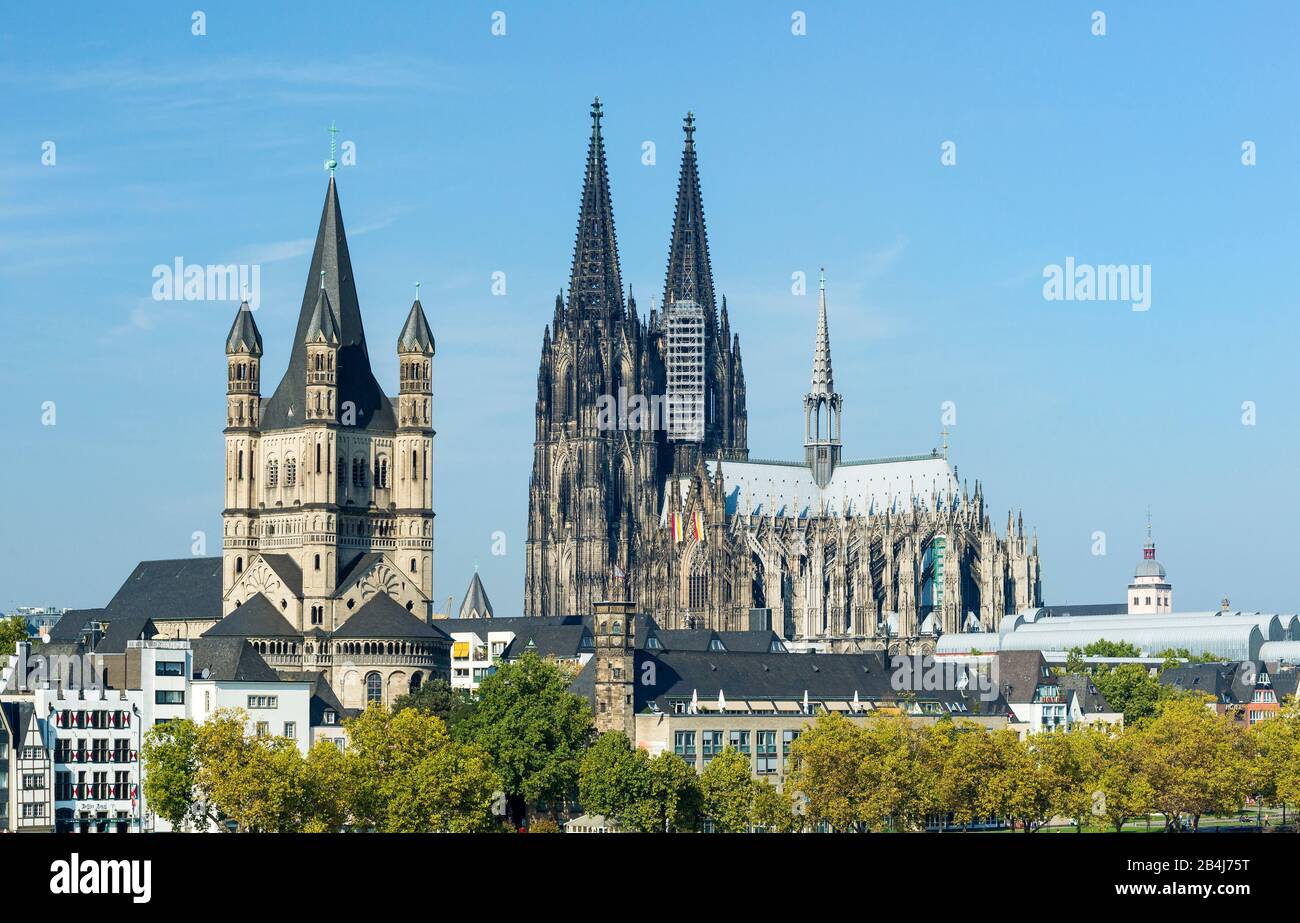 Deutschland, Nordrhein-Westfalen, Köln, die Kirche Groß St. Martin ist eine der zwölf großen, im Zentrum von Köln gelegenen Kirchen der Romanik. Rechts, Kölner Dom, UNESCO-Weltkulturerbe Stockfoto