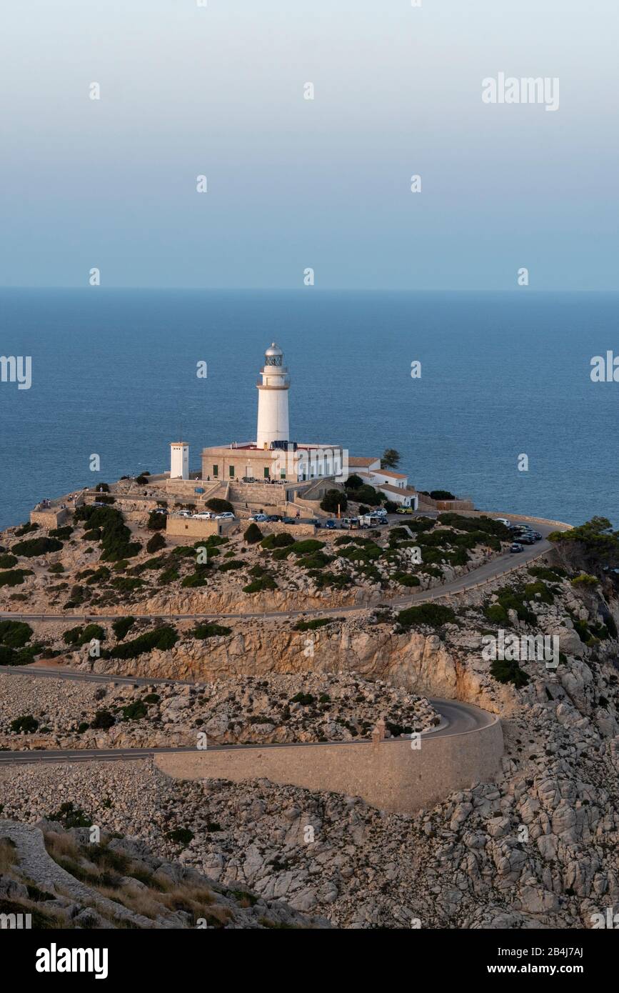 Spanien, Mallorca, Cap Formentor, Blick auf den Leuchtturm Far de Formentor, Felsen, Meer, Serpentinen. Stockfoto