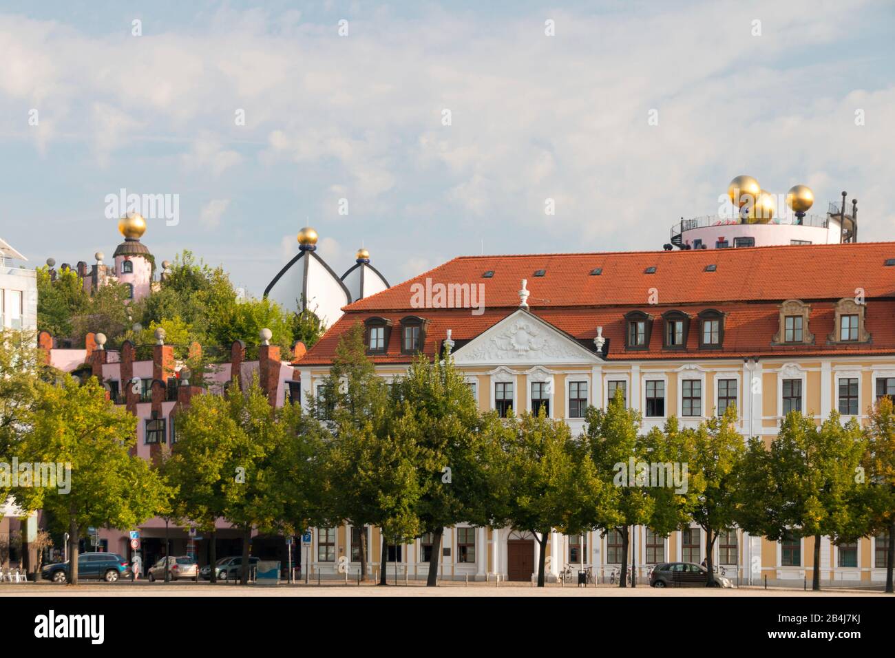 Deutschland, Sachsen-Anhalt, Magdeburg, Grüne Zitadelle, Hundertwasserhaus Magdeburg, goldene Kugeln auf dem Dach. Stockfoto