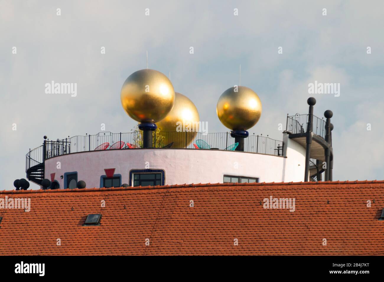 Deutschland, Sachsen-Anhalt, Magdeburg, Grüne Zitadelle, Hundertwasserhaus Magdeburg, goldene Kugeln auf dem Dach. Stockfoto