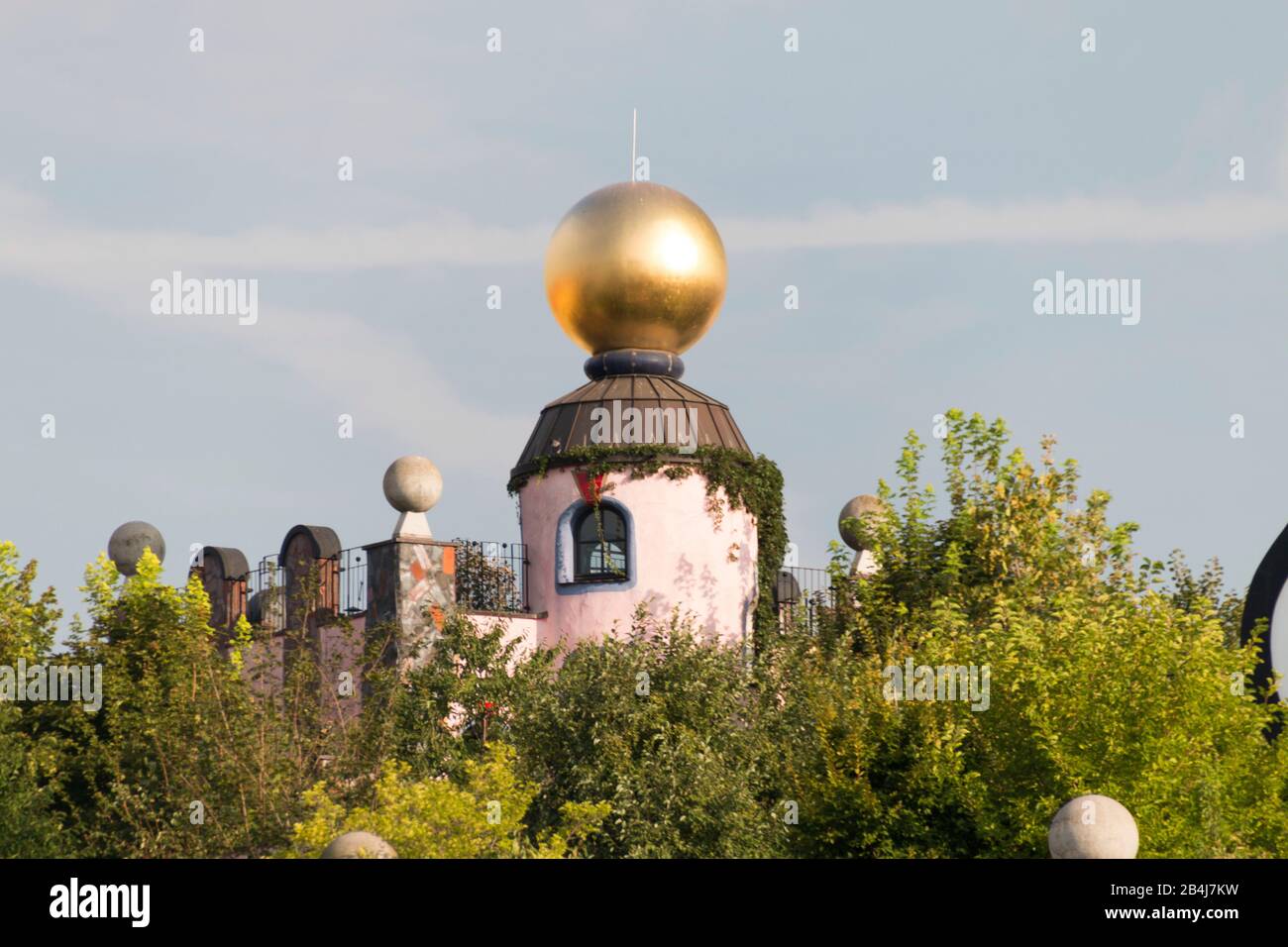 Deutschland, Sachsen-Anhalt, Magdeburg, Grüne Zitadelle, Hundertwasserhaus Magdeburg, goldene Kugeln auf dem Dach. Stockfoto