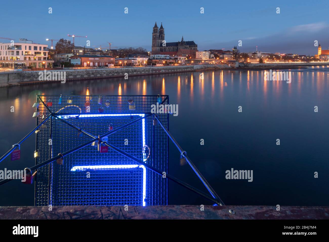 Deutschland, Sachsen-Anhalt, Magdeburg, Dom, Hubbrücle, Neon Brief E, Elbufer. Stockfoto