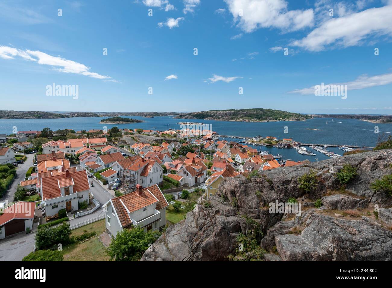 Schweden, Fjällbacka, mit Blick auf die tschwedische Touristenstadt Fjällbacka, Geburtsstätte der Schriftstellerin Camilla Läckberg, Westschweden. Stockfoto