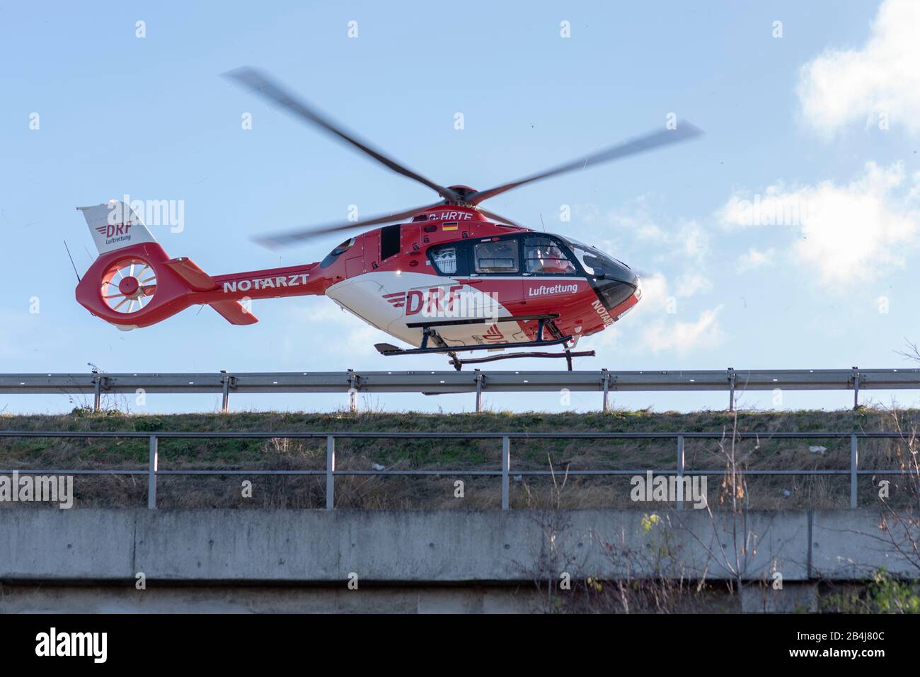 Deutschland, Sachsen-Anhalt, Magdeburg, Rettungshubschrauber Christoph 36, Einsatz auf der Autobahn 2 bei Magdeburg. Der Hubschrauber gehört der Deutschen Stiftung Luftrettung (DRF). Stockfoto