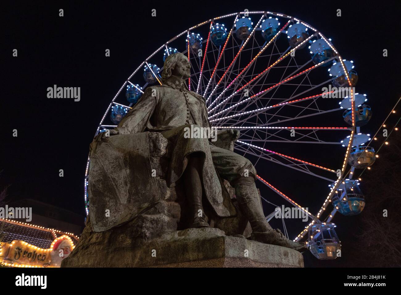 Deutschland, Sachsen-Anhalt, Magdeburg, Otto von Guericke-Denkmal mit Riesenrad, Weihnachtsmarkt Magdeburg. Stockfoto