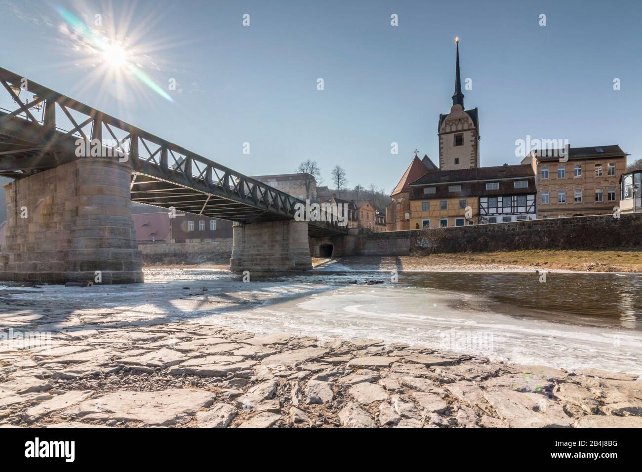 Deutschland, Thüringen, Gera, Untermhaus mit Brücke und Marienkirche, Fluss Weiße Elster. Stockfoto