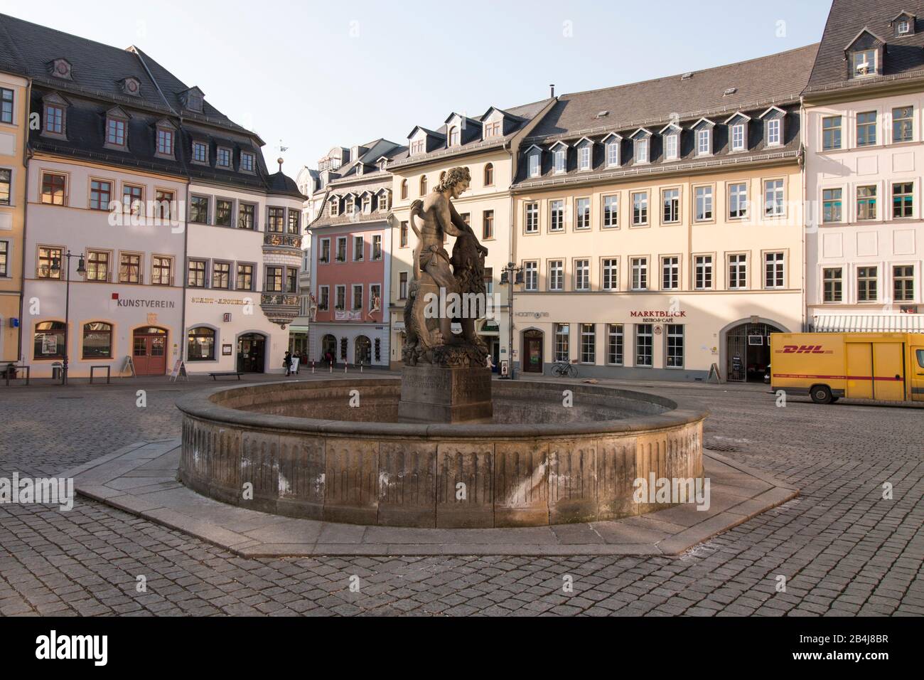 Deutschland, Thüringen, Gera, historischer Marktplatz mit Samson-Brunnen, stellt den biblischen Löwen-Tramp Simson dar. Stockfoto