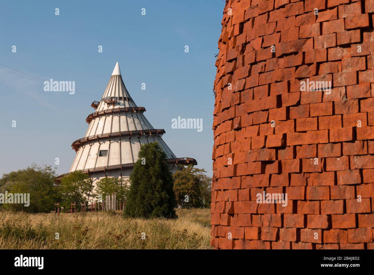 Deutschland, Sachsen-Anhalt, Magdeburg, Blick auf den Jahrtausendturm im Elbauenpark Magdeburg. Stockfoto