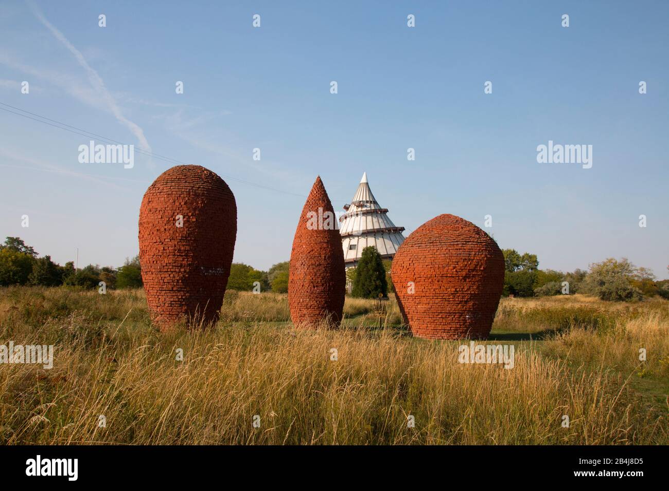 Deutschland, Sachsen-Anhalt, Magdeburg: Blick auf drei Ziegelkegel und den Jahrtausendturm im Elbauenpark Magdeburg. Stockfoto