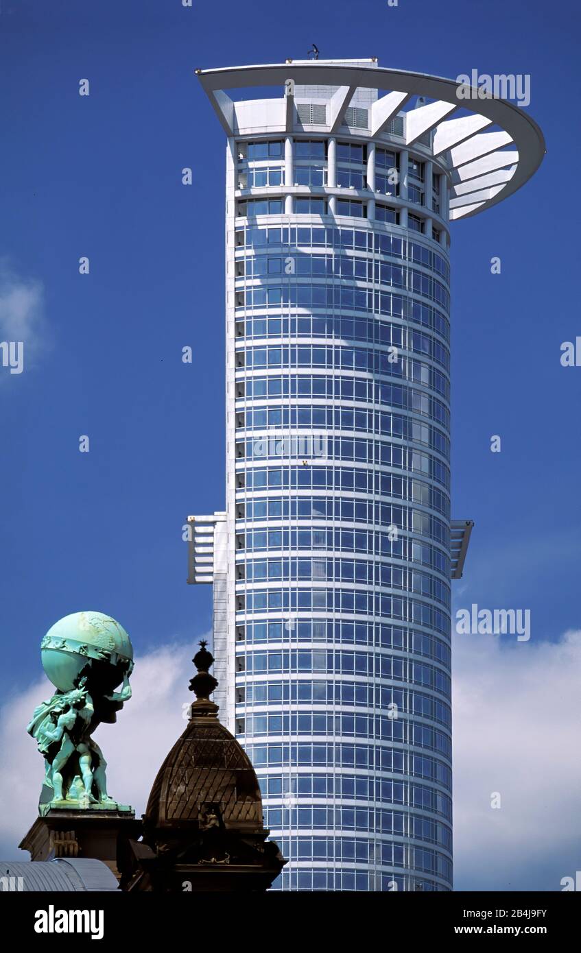 Architekturkontrast, Modern und neu: DG Bank Building, Alt: Die Atlas-Statue am Hauptbahnhof, Frankfurt am Main, Deutschland, Stockfoto