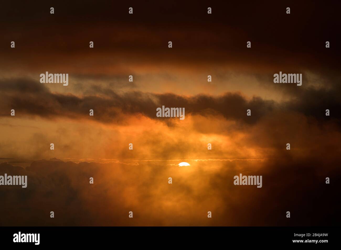 Dramatischer Wolkenhimmel bei Sonnenuntergang, Arco da Calheta, Madeira Island, Portugal Stockfoto