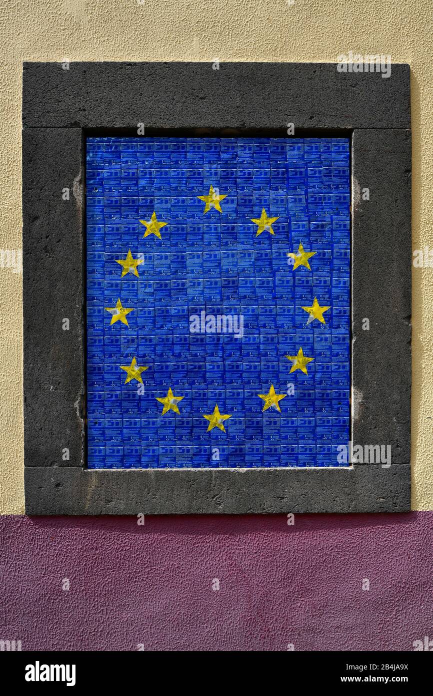 Flagge der EU, Graffiti aus Wegwerfartikeln als Kunstinstallation und Protest gegen den Klimawandel, Camara de Lobos, Madeira Island, Portugal Stockfoto