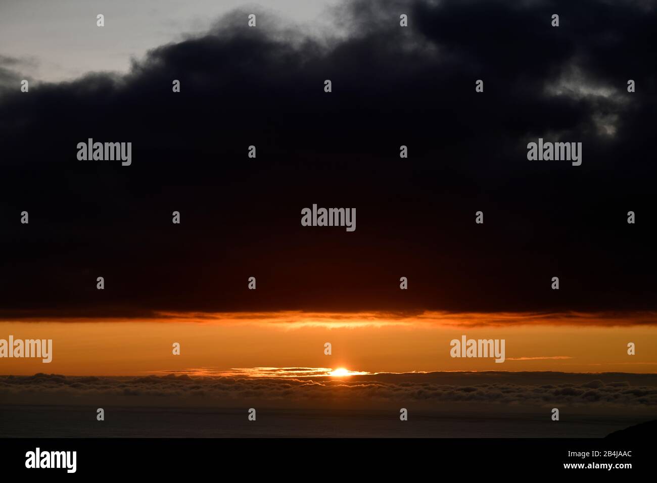 Dramatischer Wolkenhimmel bei Sonnenuntergang, Arco da Calheta, Madeira Island, Portugal Stockfoto