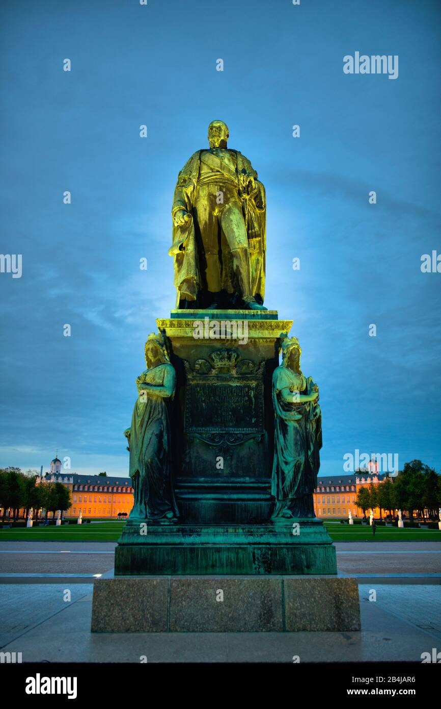 Denkmal von Karl Friedrich Großfürst von Baden, Schlossplatz, Karlsruhe, hinter Badischem Landesmuseum, Schloss Karlsruhe, Karlsruhe, Baden-Württemberg, Deutschland Stockfoto