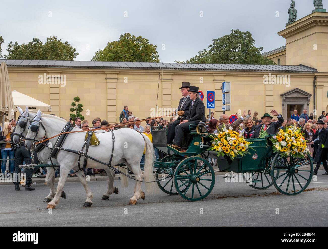 Trachtenumzug, Trachten- und Schützenzug zum Oktoberfest, Oktoberfestzug, München, Oberbayern, Bayern, Deutschland, Europa Stockfoto