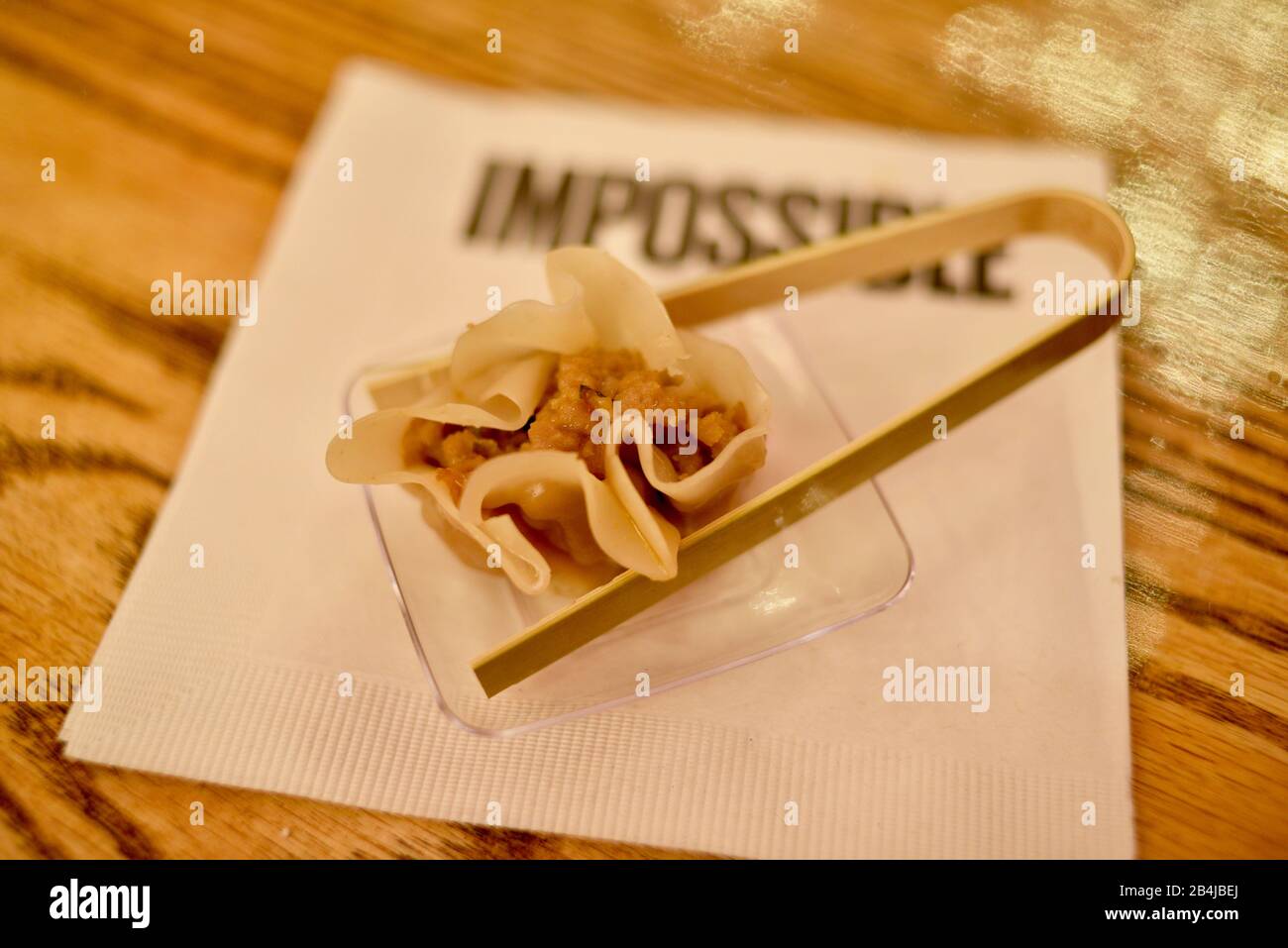 Gedämpfte vegane, pflanzliche Proteine (Fake Meat) "Schweinefleisch" Shumai chinesische Knödel aus Unmöglichem Schweinefleisch, das von CES-Teilnehmern, Las Vegas, NV, USA, probiert wurde Stockfoto