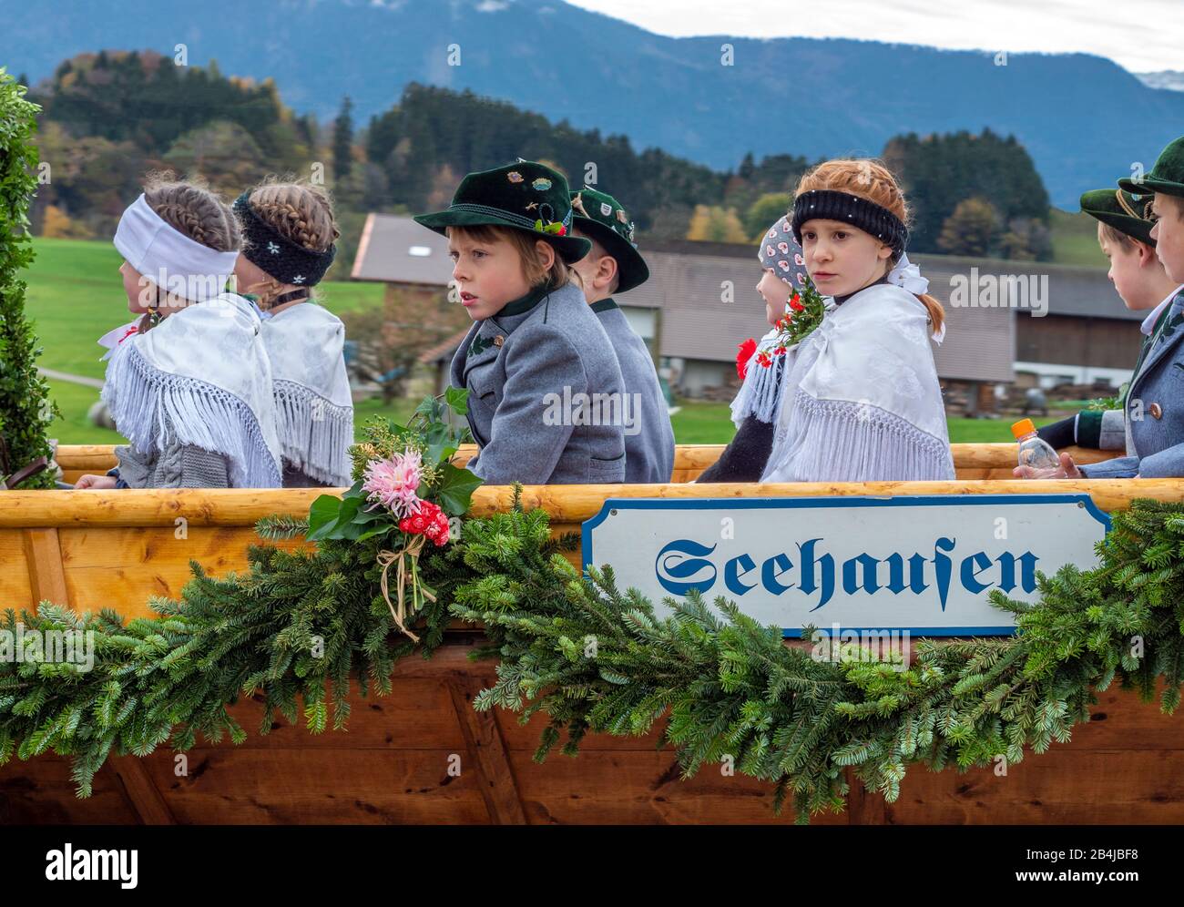 Kinder in Tracht, Leonhardi fahren nach Froschhausen, Murnau am Staffelsee, Pfaffenwinkel, Oberbayern, Bayern, Deutschland, Europa Stockfoto