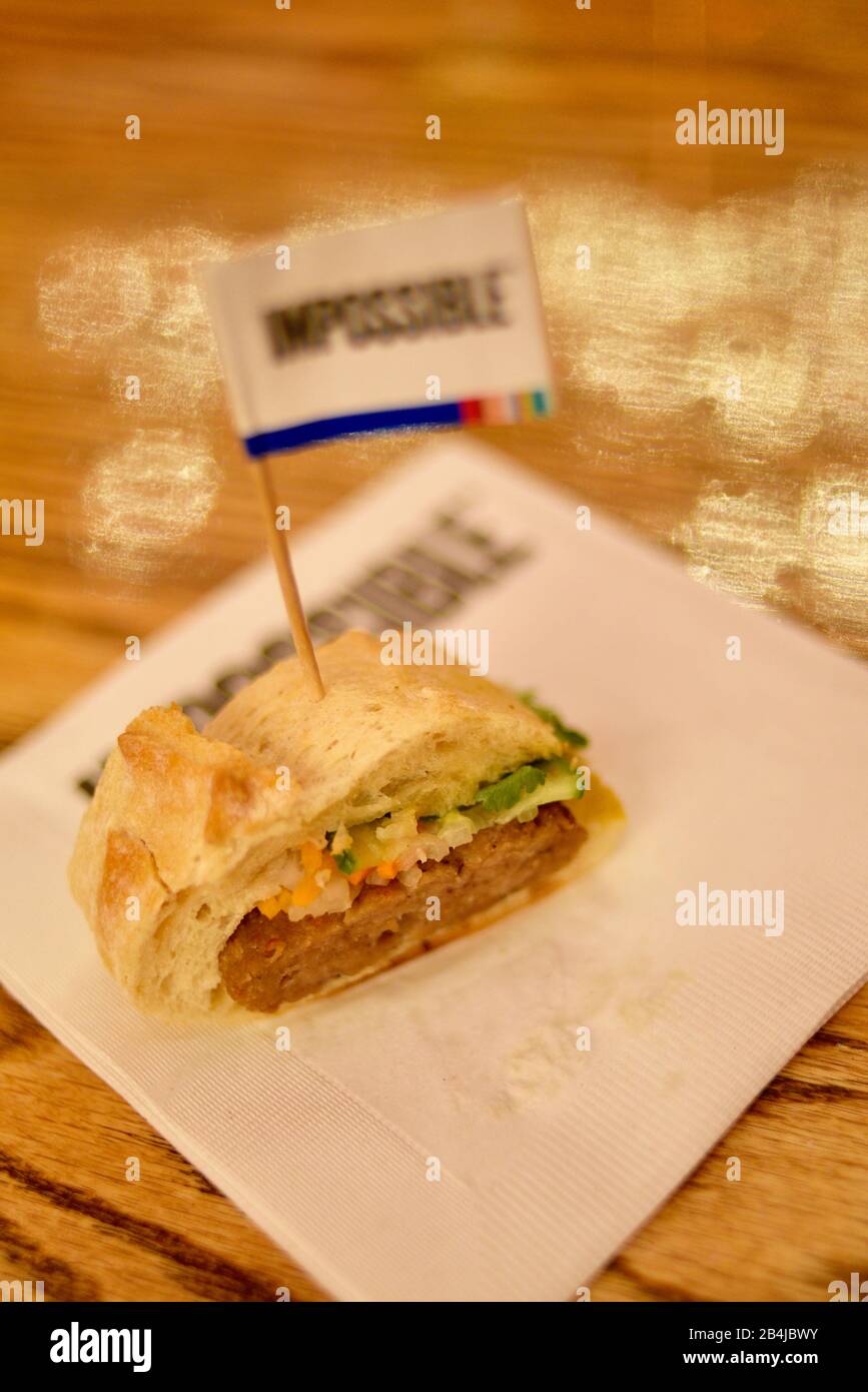 Vietnamesische Banh Mi pflanzliche Eiweißbrötchen (Fake Meat) "Schweinefleisch"-Sandwiches mit Unmöglichem Schweinefleisch, das von Teilnehmern an CES, Las Vegas, NV, USA probiert wurde Stockfoto