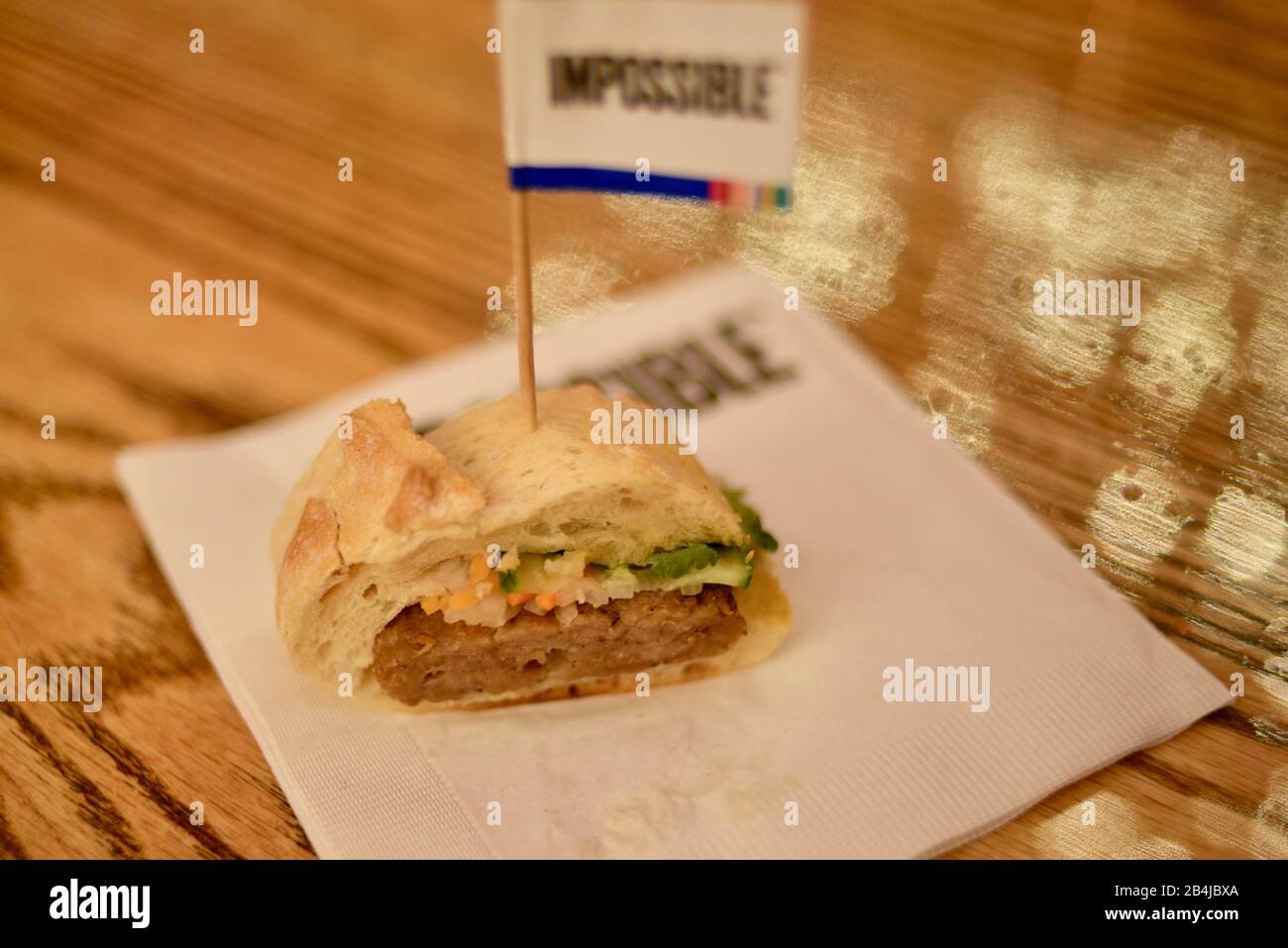 Vietnamesische Banh Mi pflanzliche Eiweißbrötchen (Fake Meat) "Schweinefleisch"-Sandwiches mit Unmöglichem Schweinefleisch, das von Teilnehmern an CES, Las Vegas, NV, USA probiert wurde Stockfoto