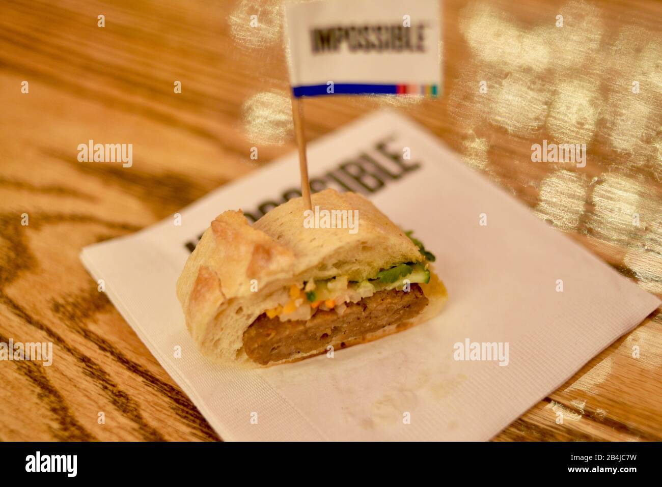 Vietnamesische Banh Mi pflanzliche Eiweißbrötchen (Fake Meat) "Schweinefleisch"-Sandwiches mit Unmöglichem Schweinefleisch, das von Teilnehmern an CES, Las Vegas, NV, USA probiert wurde Stockfoto