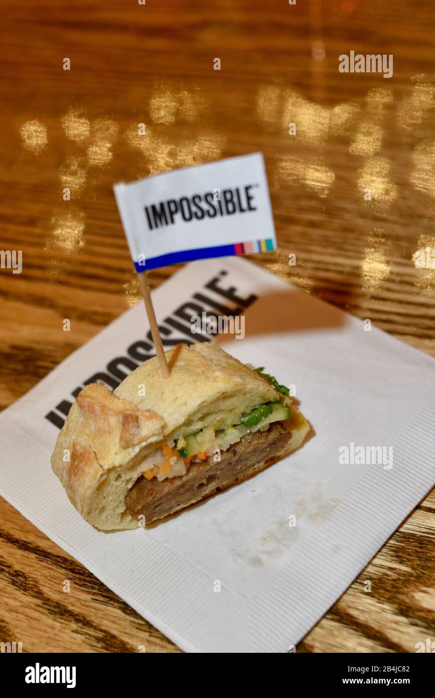 Vietnamesische Banh Mi pflanzliche Eiweißbrötchen (Fake Meat) "Schweinefleisch"-Sandwiches mit Unmöglichem Schweinefleisch, das von Teilnehmern an CES, Las Vegas, NV, USA probiert wurde Stockfoto